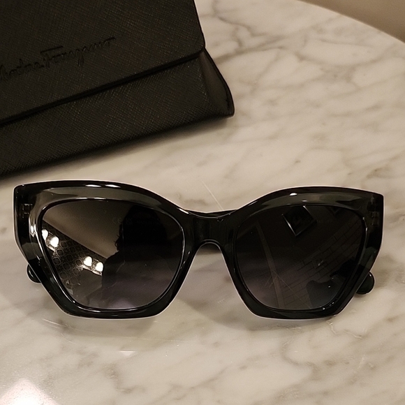 NWOT Salvatore Ferragamo Black Sunglasses - Picture 2 of 10